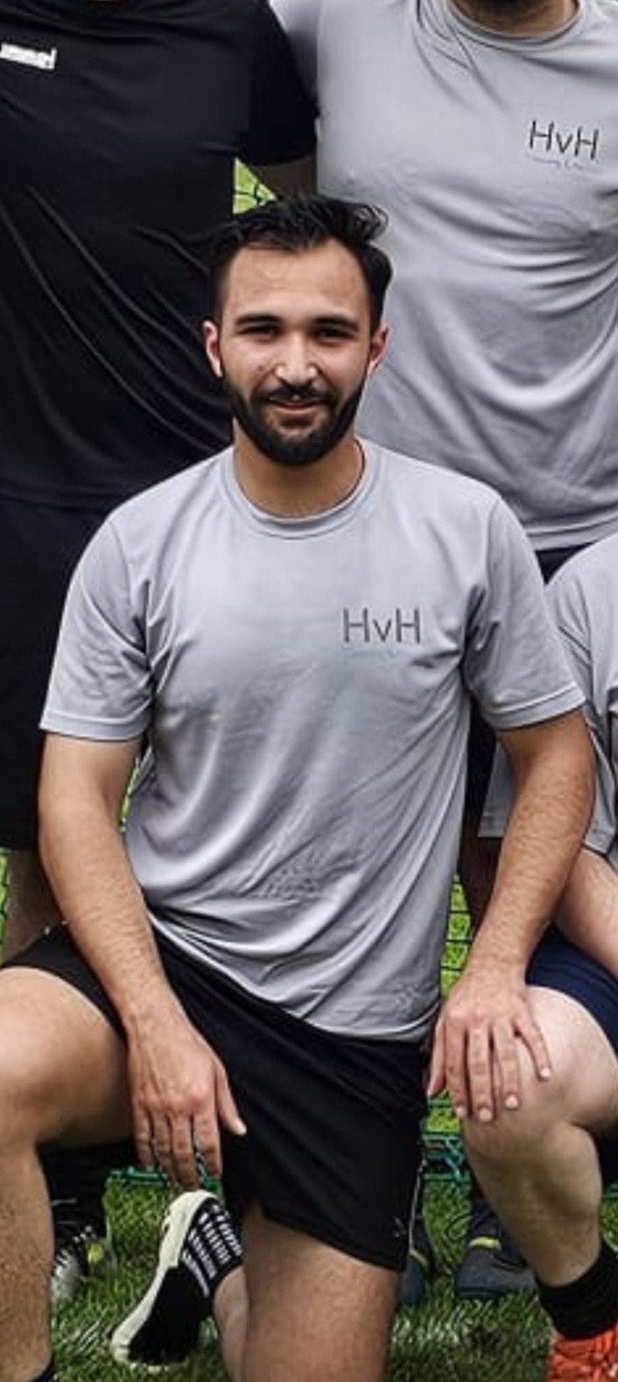 Mo